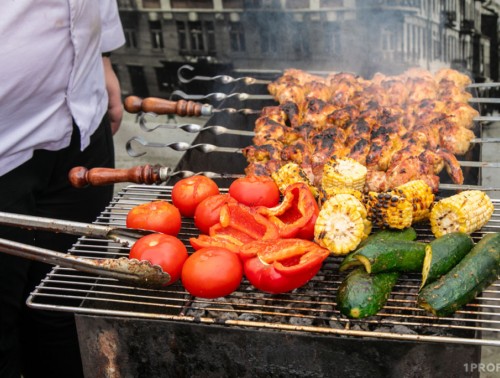 МОЖНО ЛИ ЖАРИТЬ ШАШЛЫКИ ВО ДВОРЕ МНОГОЭТАЖКИ – ОТВЕТ МЧС