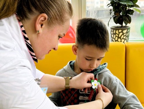 В Гродно маленькие пациенты освоили искусство создания бутоньерок к 9 Мая