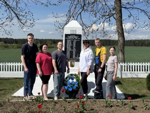 Молодые медики из Гродно благоустроили братскую могилу в д.Бережки в Зельвенском районе, сообщает БЕЛТА