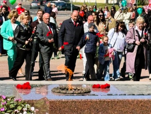 Медики Гродно почтили героев войны в День труда