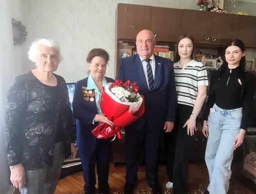 Председатель областного профсоюза здравоохранения Владислав Голяк поздравил с приближающимсяДнем Победы Нину Королеву и Людмилу Культиясову, которые не понаслышке знают об ужасах блокадного Ленинграда