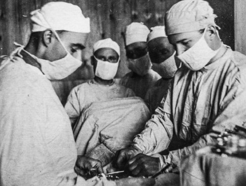 С началом войны большинство профсоюзных санаториев и домов отдыха в СССР были перепрофилированы в госпитали 