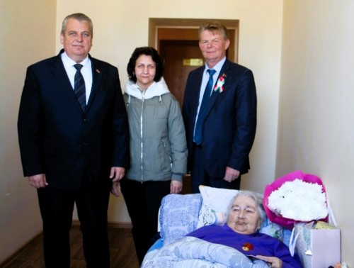 Администрация и профсоюз Сморгонской ЦРБ навестили Любовь Петровну Побережник, чья жизнь навсегда отмечена ужасами немецких концлагерей