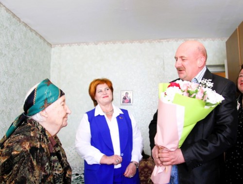 Медсестру с более чем 40-летним стажем, бывшую узницу концлагеря Зинаиду Федотову навестил в канун праздника председатель профкома Мостовской ЦРБ Владимир Жак