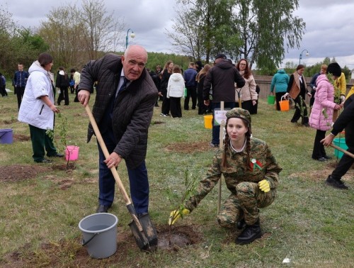 Владислав Голяк принял участие в закладке Сада Победы на территории средней школы агрогородка Пограничный, что на Берестовитчине