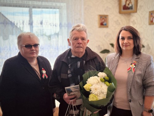 Поздравления от коллег-медиков с Днем Победы принимал бывший зубной техник Слонимской ЦРБ Николай Лебедев, детство которого было омрачено ужасами немецких концлагерей