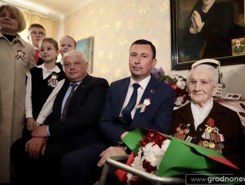 ПОЗДРАВЛЕНИЯ С 80-ЛЕТИЕМ ПОБЕДЫ ПРИНИМАЛА ВЕТЕРАН ВЕЛИКОЙ ОТЕЧЕСТВЕННОЙ ВОЙНЫ МАРИЯ ПАТЛАТЕНКО