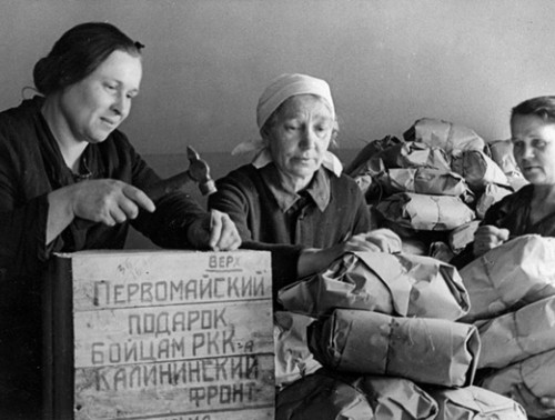 В декабре 41-го советские профсоюзы отправили на фронт десятки тысяч полушубков, валенок, шапок-ушанок, носков, рукавиц