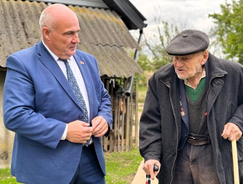 С проникновенным уважением и сердечной теплотой председатель областного профсоюза здравоохранения Владислав Голяк поздравил ветерана Ивана Терещенко с Днем Победы