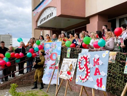 В канун Дня Победы во дворике Гродненского областного клинического центра «Психиатрия-наркология» звучали мелодии военных лет