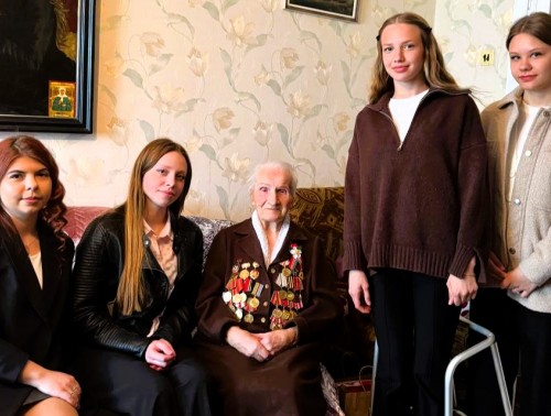 Учащиеся Гродненского медколледжа вместе со своим профсоюзным лидером Людмилой Валейко исполнили трогательную композицию «О той весне» для фронтовой медсестры Марии Патлатенко