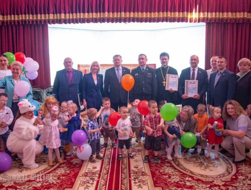 Сертификат на 1 тыс. рублей передал Дому ребенка председатель Гродненского областного профсоюза здравоохранения Владислав Голяк