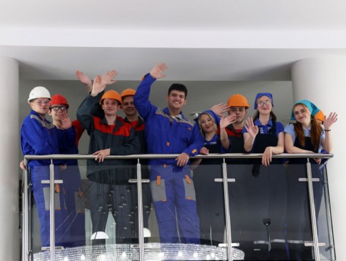 ПЕРВЫЕ СТУДЕНЧЕСКИЕ ОТРЯДЫ ПРИСТУПИЛИ К РАБОТЕ. ЗА ОХРАНОЙ ТРУДА СЛЕДИТ ПРОФСОЮЗ