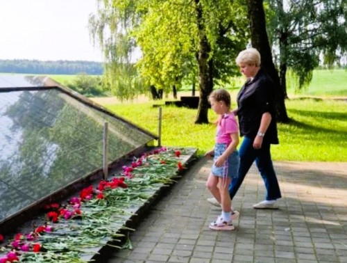 «Чтобы помнили»: работники 4-й поликлиники Гродно посвятили детей в трагедию деревни Шауличи