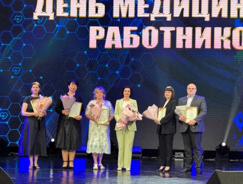 Начальник главного управления здравоохранения облисполкома Людмила Кеда поздравила медицинских работников с профессиональным праздником