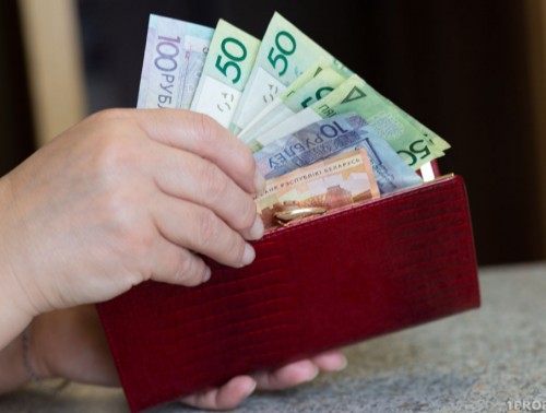 НАНИМАТЕЛЬ ХОТЕЛ УВОЛИТЬ СОТРУДНИЦУ ПЕРЕД ПЕНСИЕЙ, НО В ИТОГЕ ВЫПЛАТИЛ ЕЙ КОМПЕНСАЦИЮ ОКОЛО 4 ТЫС. РУБЛЕЙ