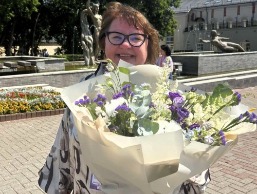 Букет для Юрия Антонова: гродненка Светлана Сорока стала частью важного события на «Славянском базаре»