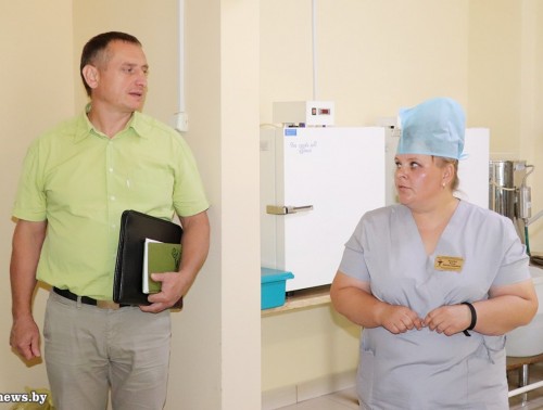 Главный техинспектор областного профсоюза здравоохранения посетил с мониторингом центральную райбольницу и центр гигиены в Ивье