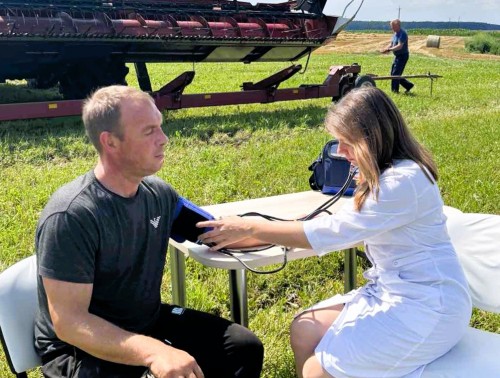 Работники сельских филиалов 5-й городской поликлиники Гродно продолжают работу по контролю состояния здоровья механизаторов