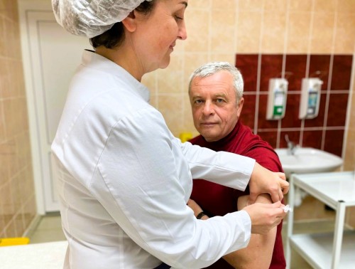 Главврач и председатель профсоюзного комитета Новогрудской ЦРБ в числе первых поставили прививки от гриппа