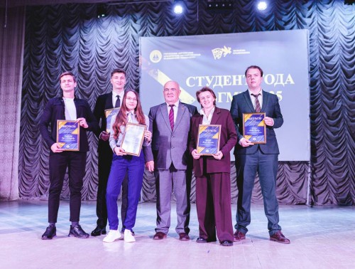 Владислав Голяк наградил наиболее успешных студентов Гродненского медуниверситета