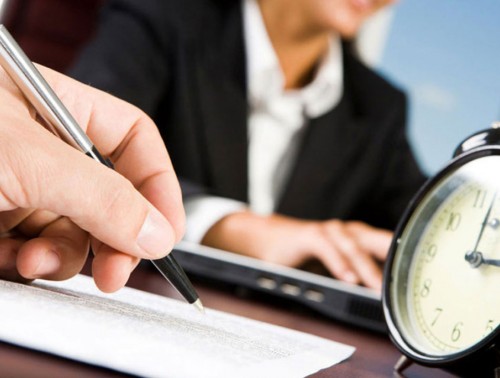 НАНИМАТЕЛЬ ДОБАВИЛ ЛИШНИЙ ЧАС РАБОТЫ, А ЗА ОТКАЗ ПОДЧИНИТЬСЯ ДАЛ ВЫГОВОР И УМЕНЬШИЛ ПРЕМИЮ  