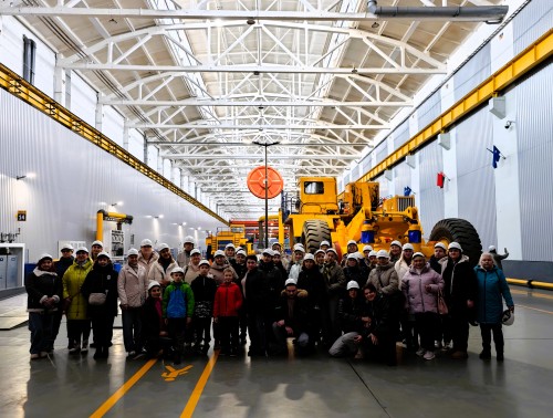 В выходной день коллектив областного кардиоцентра посетил БЕЛАЗ и увидел легендарные карьерные самосвалы