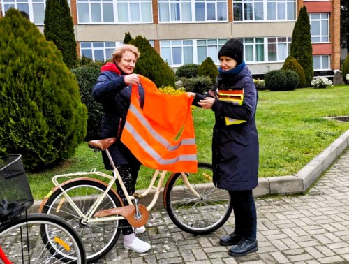 Профком Свислочской ЦРБ подарил светоотражающие жилеты коллегам, которые ежедневно добираются на работу на велосипедах