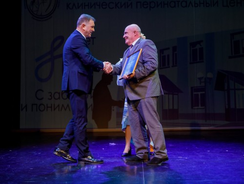 Владислав Голяк поздравил коллектив Гродненского областного клинического перинатального центра с 80-летием со дня основания