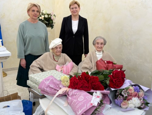 В Волковыске отметили вековой юбилей сестер-двойняшек Ларисы Антоновны Байбус и Тамары Антоновны Калиновской