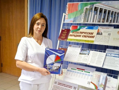 В Гродненском ОКЦ «Психиатрия-наркология» работала передвижная книжная выставка к предстоящему Всебелорусскому народному собранию