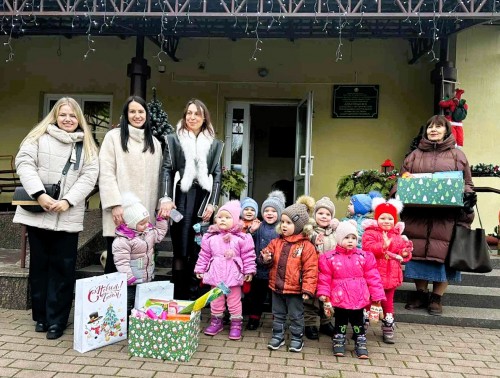 В преддверии новогодних праздников коллектив Гродненского РУП «Фармация» подарил настоящую радость воспитанникам Дома ребенка
