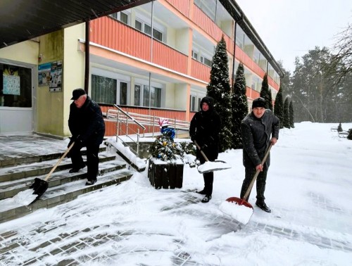 Работники Гродненской областной организации профсоюза здравоохранения включились в акцию по расчистке снега на профсоюзных объектах
