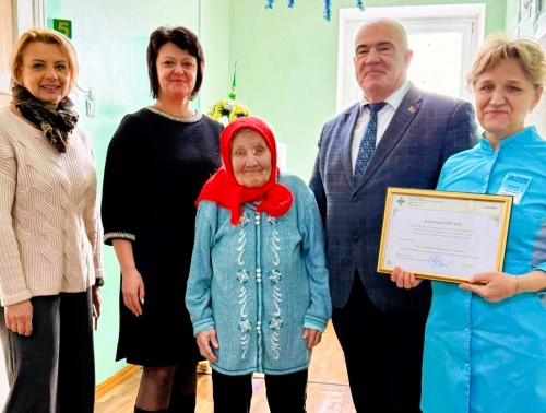 Профсоюз здравоохранения поддержал материально больницы сестринского ухода в Волковысском районе