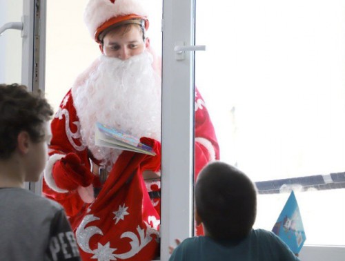 На старый Новый год Дед Мороз на автовышке приехал к детям в Берестовицкую ЦРБ