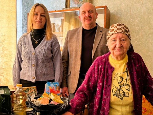 Мостовские медики поздравили с праздниками свою коллегу, ветерана и долгожительницу Зинаиду Федотову