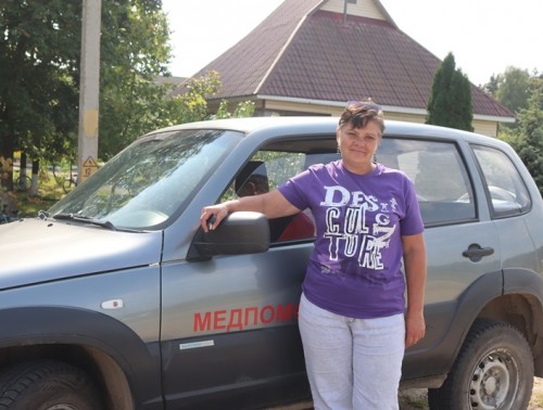 Дорога в сельскую амбулаторию. Светлана Бурштын сменила десяток профессий, прежде чем стать водителем Сморгонской ЦРБ