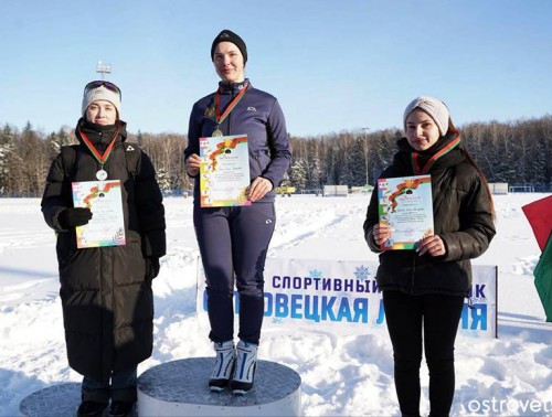 Медсестра Островецкой ЦРКБ Юлия Самохвал - серебряный призер районной лыжни