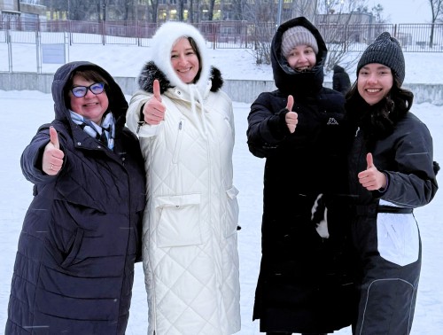 В Гродно работники детской центральной поликлиники прямо после смены спешат на соседний каток