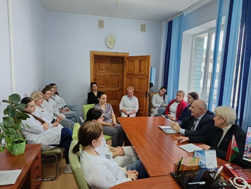 Выслушать и поддержать: Владислав Голяк встретился с молодыми медиками в Лиде