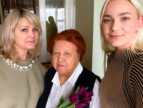 Профактив детской поликлиники Гродно с особым трепетом и теплом навещает свою бывшую коллегу, блокадницу Ольгу Коняеву