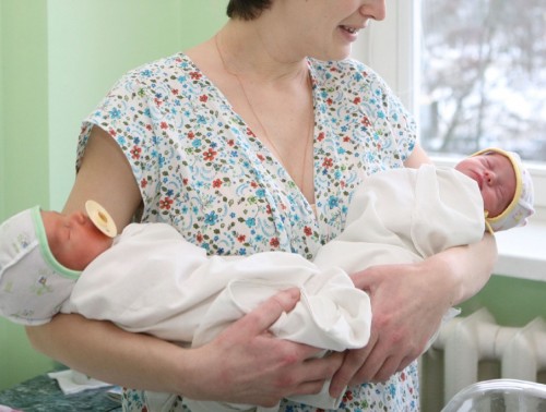 В МИНТРУДА И СОЦЗАЩИТЫ РАССКАЗАЛИ, СКОЛЬКО ДЕНЕГ ПОЛУЧИТ СЕМЬЯ ПРИ РОЖДЕНИИ ДВОЙНИ ИЛИ ТРОЙНИ  