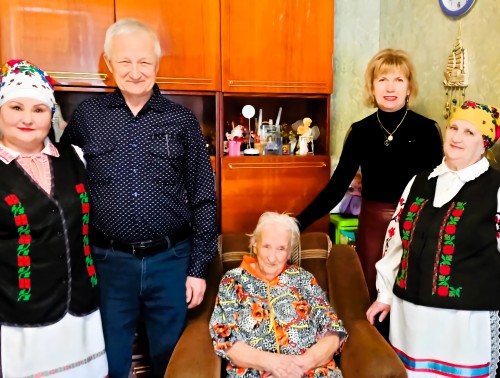 Профактив республиканской туббольницы «Новоельня» поздравил бывшую коллегу Анну Федоровну Толкачеву с 95-летием