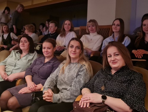 Профком детской поликлиники Гродно сделал почти нереальное: позвал в театр сразу 150 сотрудников