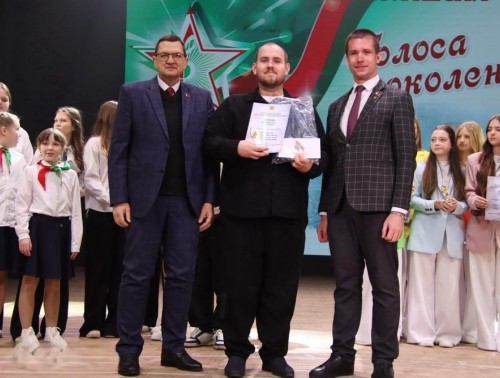 Владислав Позняк из Щучинской ЦРБ покорил жюри районного фестиваля патриотической песни «Голоса поколений»