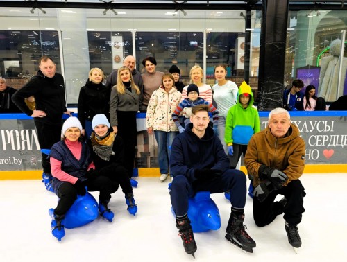 Профком Гродненского областного кардиоцентра подарил сотрудникам коллективный поход на каток
