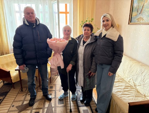 Связующая нить поколений: профактив Островецкой ЦРКБ поздравил с 90-летием уважаемого врача Нину Александровну Кулакову