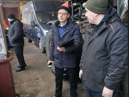 Рейдовая группа техинспекции ФПБ совместно с мобильной группой Мостовского райисполкома знакомились с состоянием охраны труда в организациях района