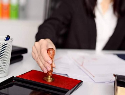 За что можно лишиться премии и можно ли женщину с детьми привлечь к работе в выходные – на вопросы отвечают профсоюзные юристы