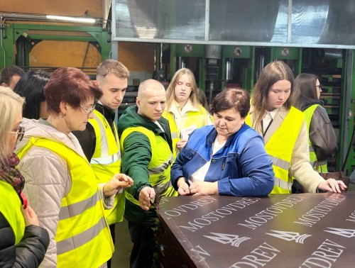 Члены Молодежного совета областного объединения профсоюзов выехали в Мостовский район, чтобы изучить, как здесь живет и работает молодежь